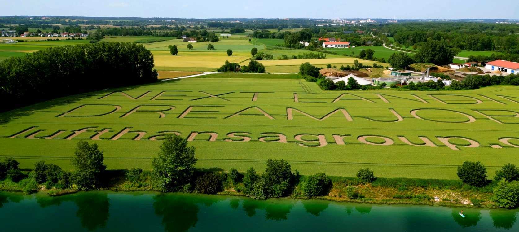 NEXT LANDING DREAMJOB Schriftzug in der Landschaft