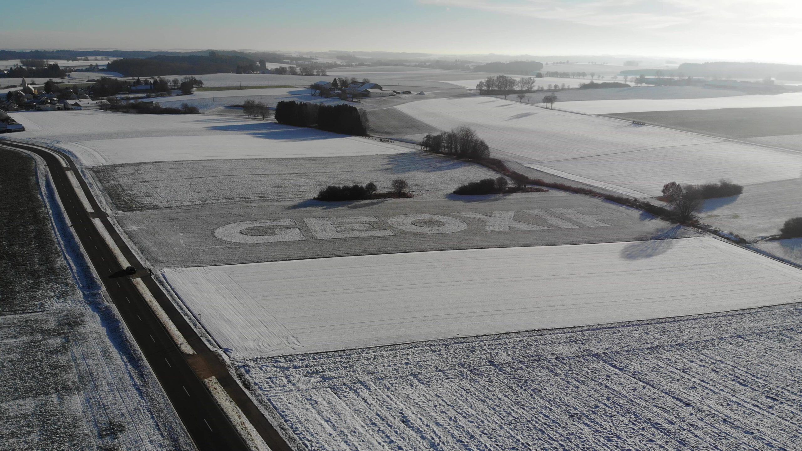 GEOXIP Feldwerbung im Winter auf einem verschneiten Acker