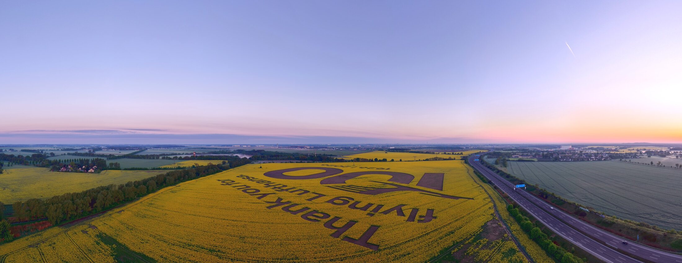 Gigantisches Lufthansa-Geobranding aus Pflanzen bei Berlin